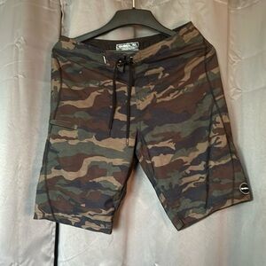 O’Neill men’s shorts,32